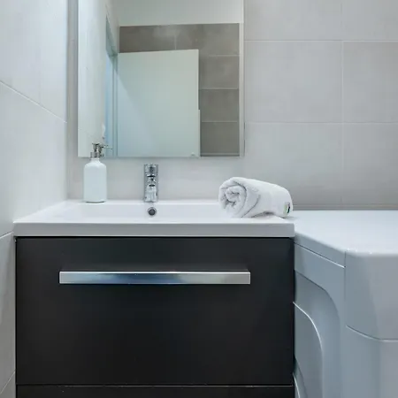 Le Cocon Urbain Maison, 6 Personnes, Avec Parking Proche Tram Et Metro Apartment *
