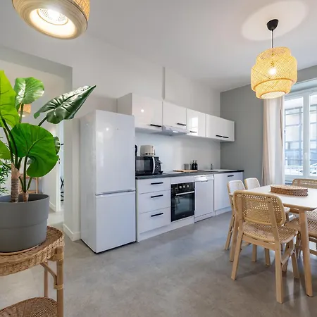 Le Cocon Urbain Maison, 6 Personnes, Avec Parking Proche Tram Et Metro Apartment